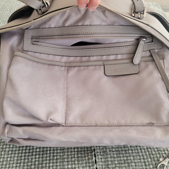 Michael Kors Charlotte saffiano leather medium. Preowned. - Picture 7 of 14